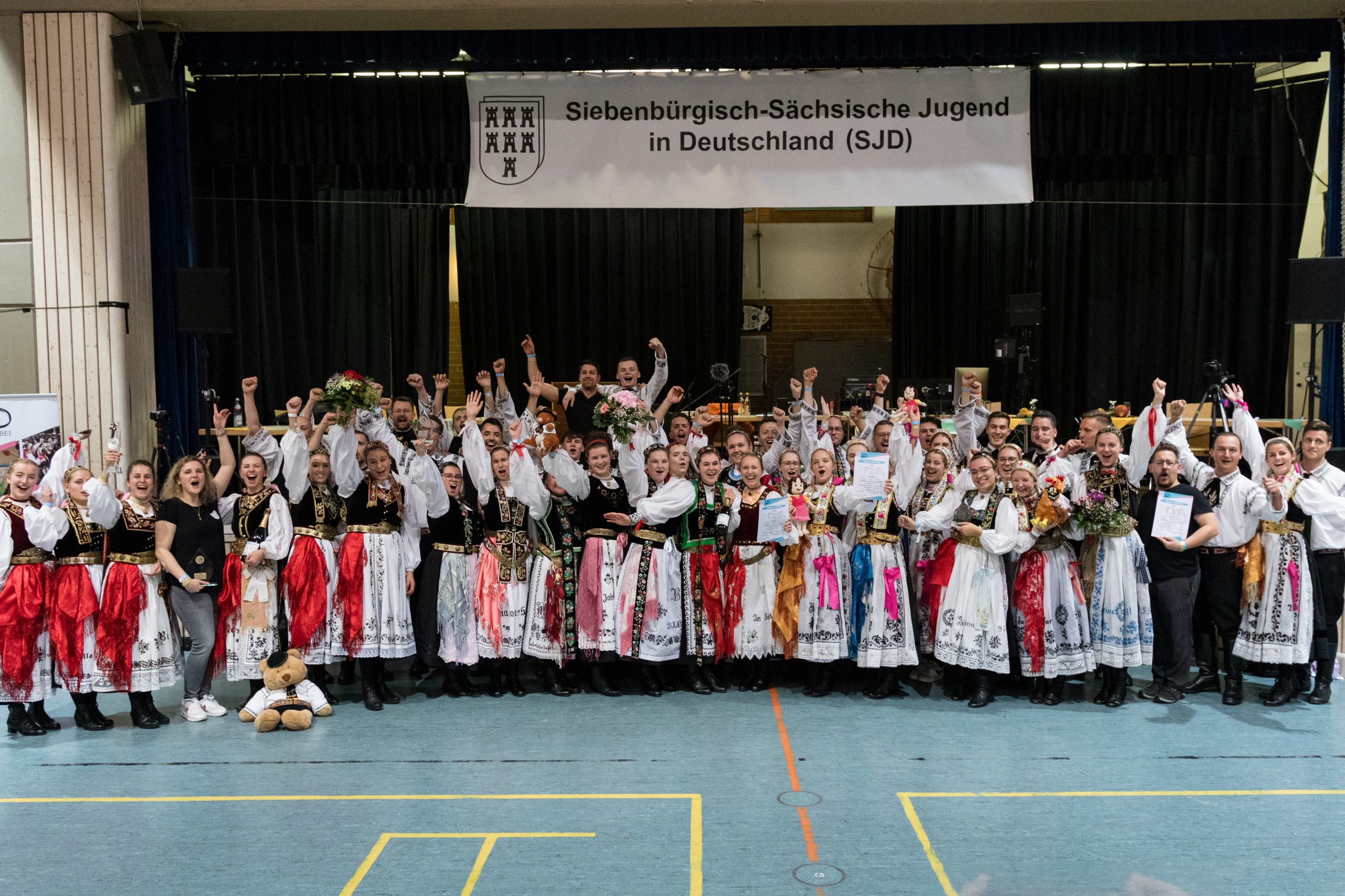 Sieger Tanzgruppen von links: Siebenbürgisch-Sächsische Jugendtanzgruppe Biberach, Siebenbürgische Tanzgruppe Augsburg, Siebenbürgisch-Sächsische Jugendtanzgruppe Heidenheim, Siebenbürgische Jugendtanzgruppe Heilbronn.