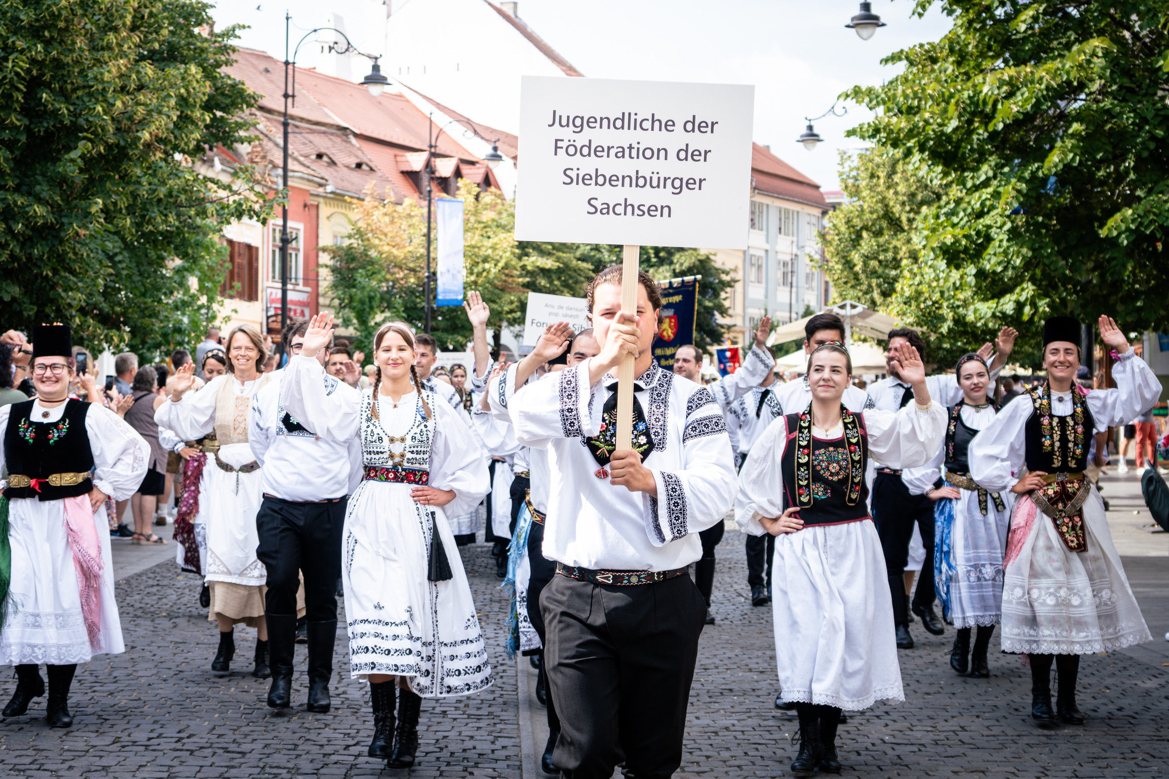 Jugendliche der Föderation der Siebenbürger Sachsen beim Trachtenumzug